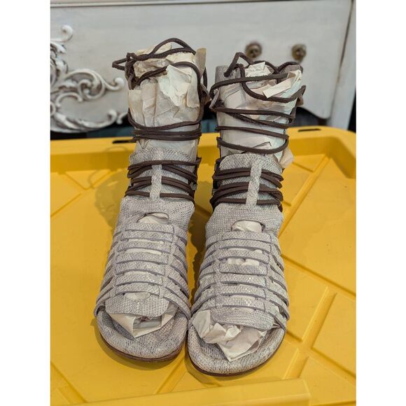 Sz 8 Freebird Sanibel in White Snake Multi! - Picture 2 of 10